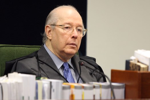 Em artigo publicado pelo Estadão nesta quarta-feira (4/12), o ministro aposentado Celso de Mello – ex-presidente do Supremo Tribunal Federal (STF) – defendeu que o advogado ou qualquer outro operador do Direito não pode ser punido em razão de opiniões jurídicas que reflitam as suas convicções pessoais ou a sua visão doutrinária do tema em discussão. Segundo ele, a punição seria uma afronta aos princípios constitucionais da independência do advogado e de sua consequente liberdade intelectual.